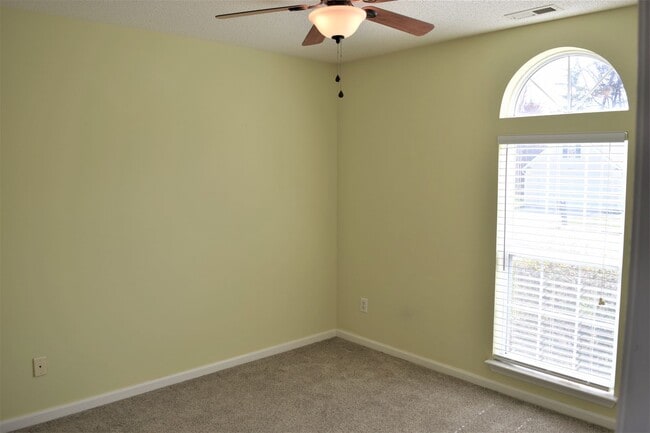 Building Photo - Cute Ranch Style Home - Fenced Yard