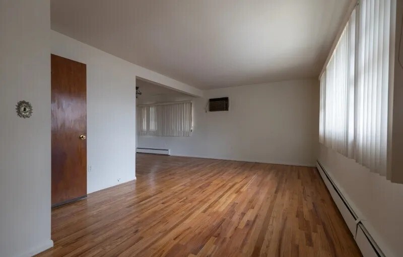 Living Room - 318 Kennedy Dr