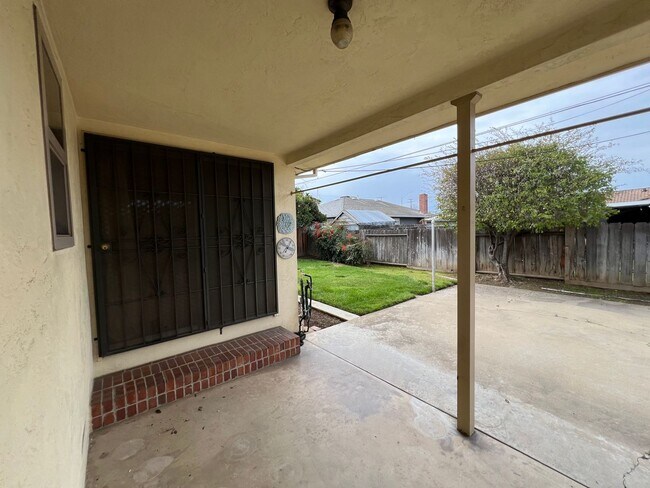 Building Photo - 723 S California St