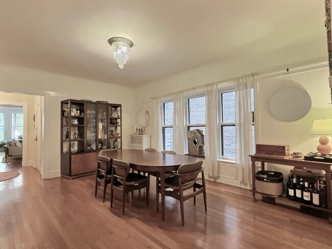 Building Photo - 2921 N Pine Grove Ave