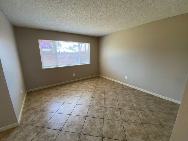 Building Photo - North Visalia Townhome Available Now