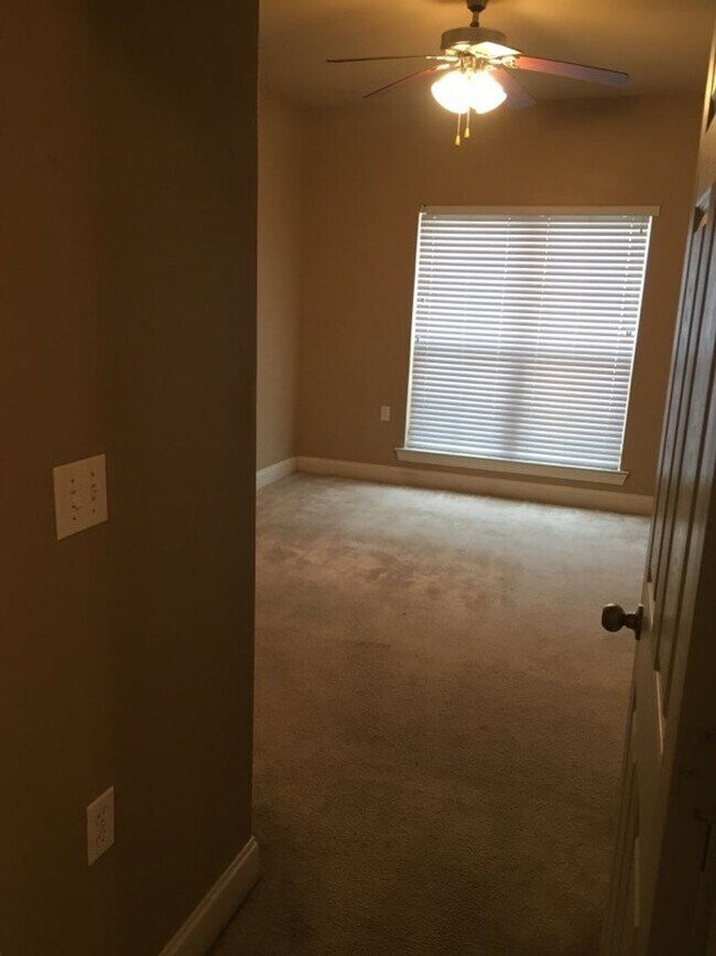 Building Photo - 2 bedroom 2 bath Handicap unit