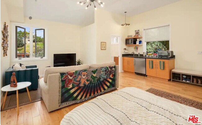Building Photo - 2373 Tuna Canyon Rd
