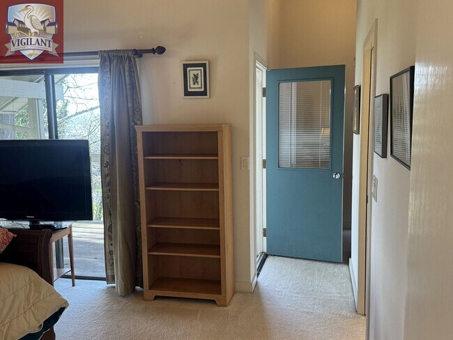 Building Photo - Amazing Furnished 4 bedroom home