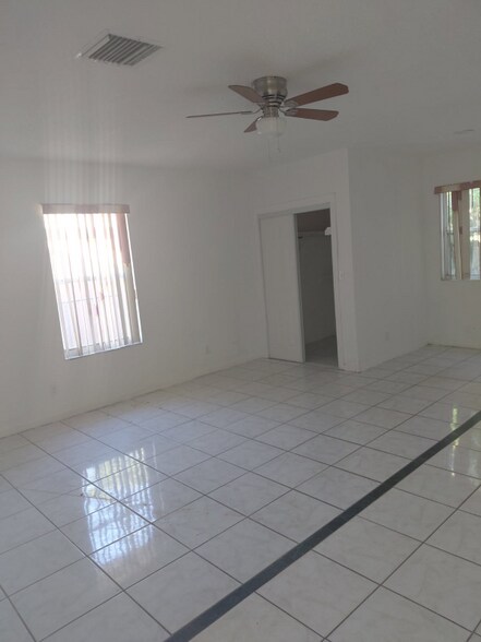 Building Photo - 3038 S Palm Dr