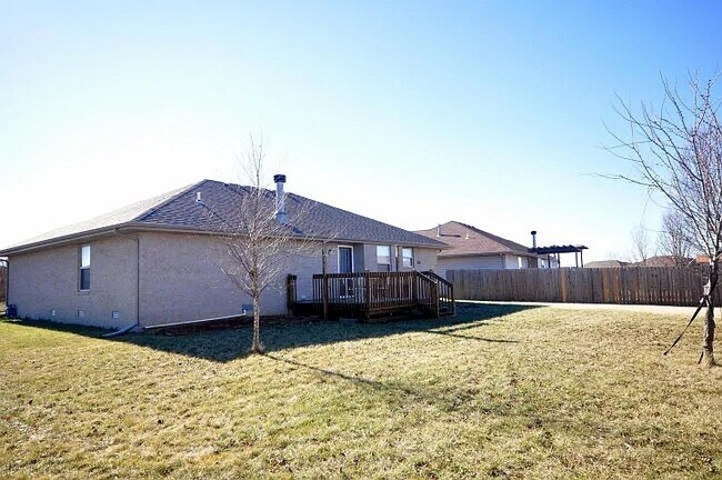 Building Photo - 1007 E Lily Dr