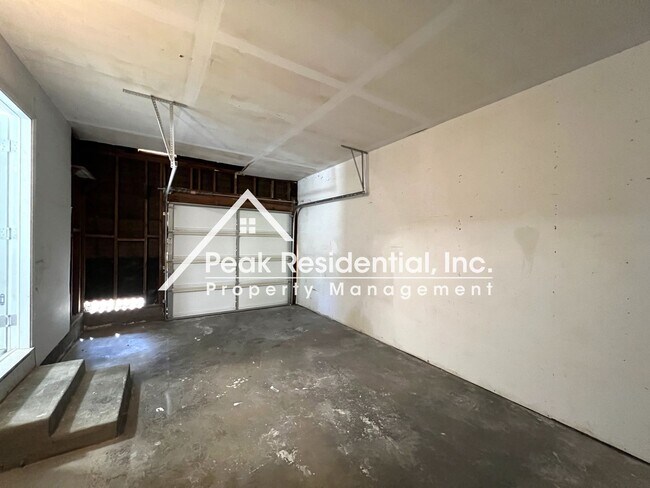 Building Photo - Updated 2bd/1ba Carmichael Duplex with Garage