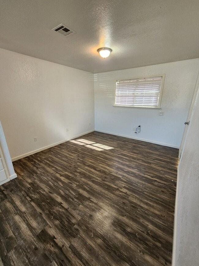 Building Photo - 3 bed 2 bath home, move in ready!
