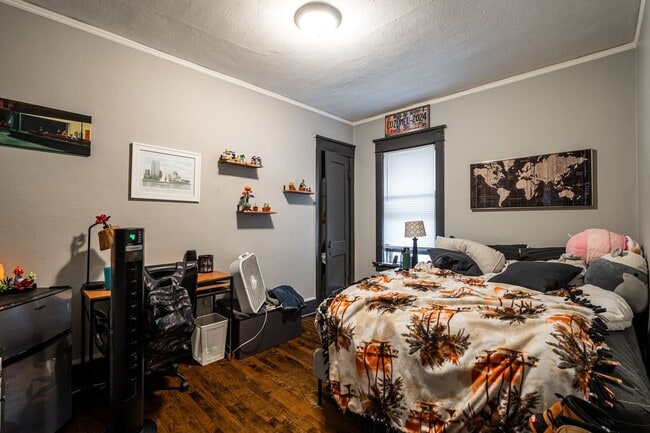 Building Photo - Kenwood flat across from UWM