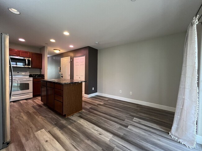 Building Photo - Incredible SE Hazelwood 2 Bedroom + 1 Bathroom Condo w/ included Garage and Washer & Dryer!!