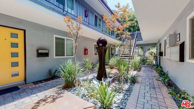 Building Photo - 10333 Santa Monica Blvd