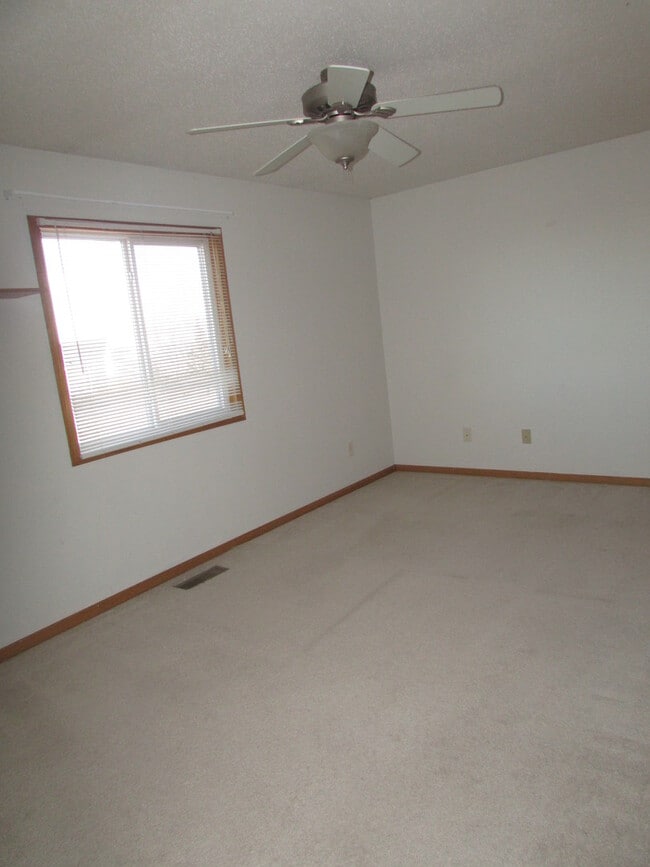 Building Photo - 3 BED | 3 BATH | DOUBLE GARAGE | SOUTH