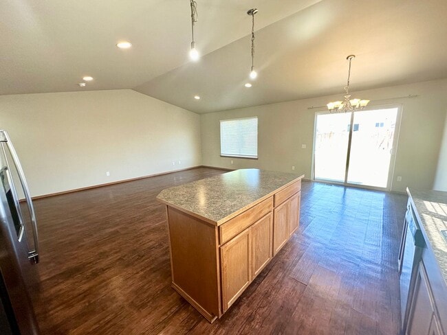 Building Photo - Spacious 3 Bedroom 2 Bathroom Home Now Available