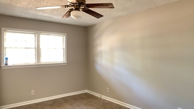 Building Photo - 2 bedroom 1 bath duplex