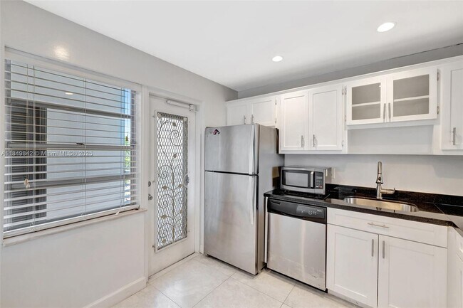 Building Photo - 3181 S Ocean Dr