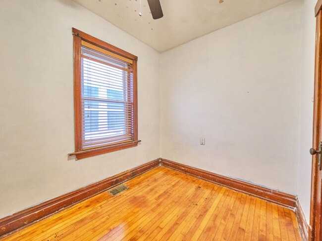 Building Photo - 3016 W 41st St