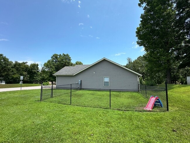 Building Photo - Well Maintained 3 Bed 2 Bath w/ Fence in Waynesville