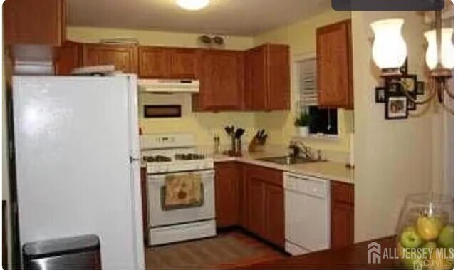 Building Photo - 36B-3636 Henry St