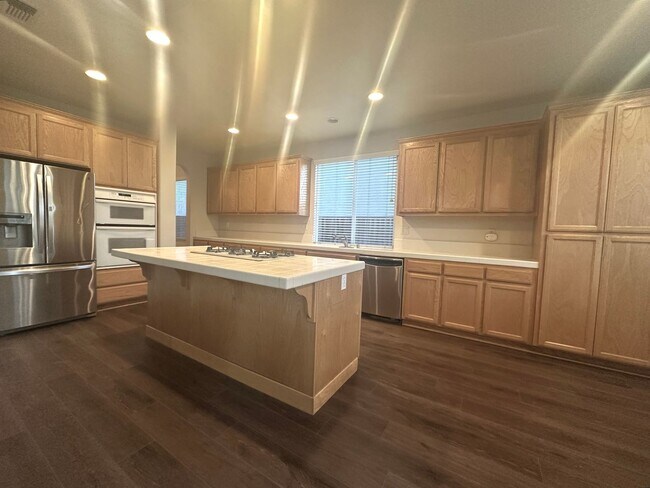 Building Photo - Reduced Price! Spacious 5 Bed, 3 Bath home...