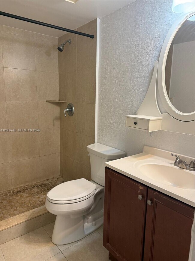 Building Photo - 838 Twin Lakes Dr