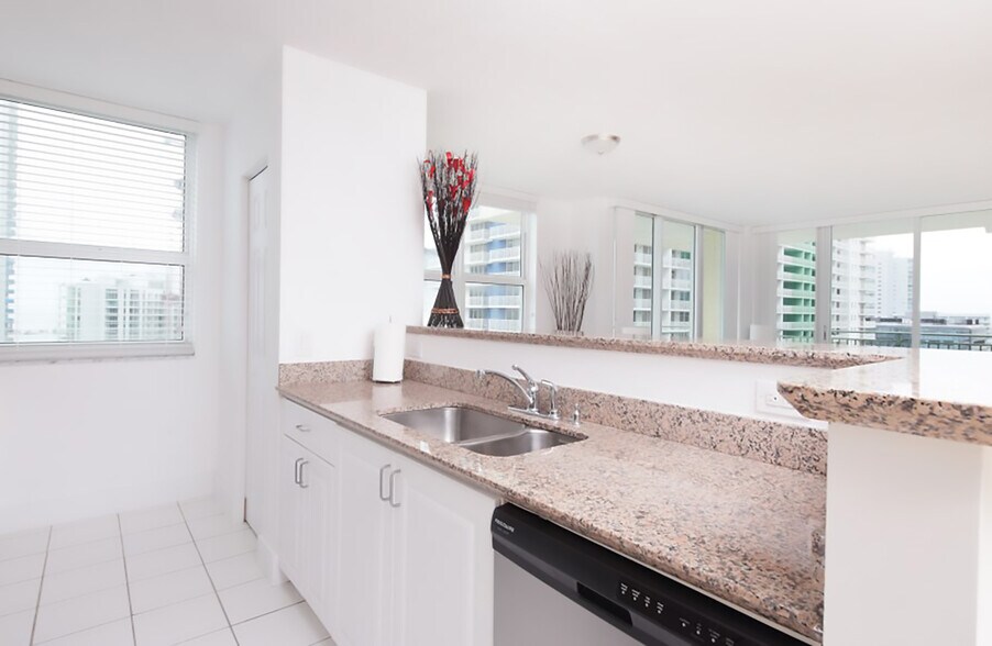 Building Photo - 1155 Brickell Bay Dr