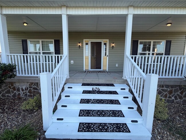 Building Photo - 3 Bedroom 3.5 Bathroom Home Located in Greeneville, TN