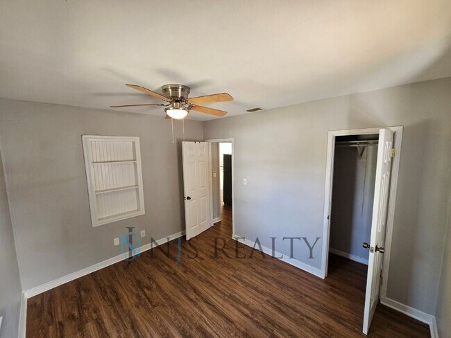 Building Photo - REDUCED $200!!  Cute 3/1 with updated kitc...