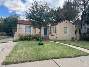Building Photo - Charming 2bedroom could use one of the roo...