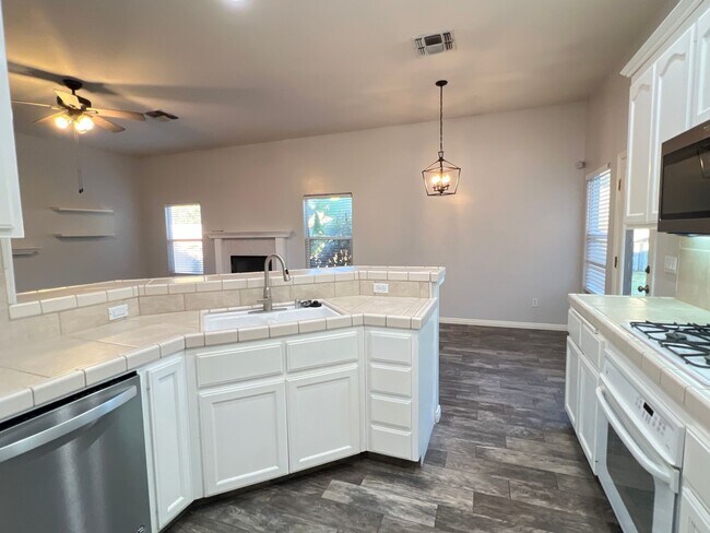 Building Photo - NORTHWEST BAKERSFIELD