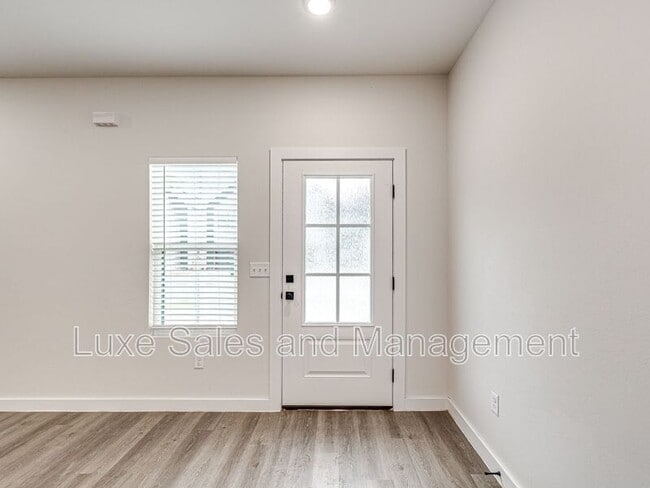 Building Photo - 618 W 2nd St