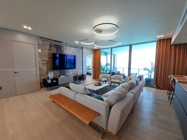 Building Photo - 15701 Collins Ave