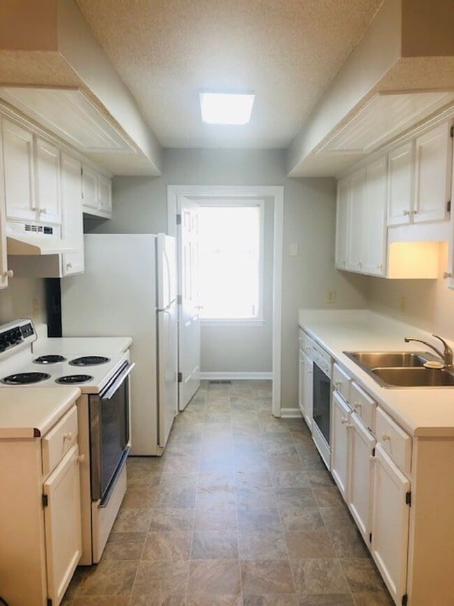Building Photo - Great location in Greer with easy drive to...