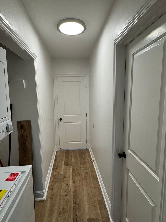 Building Photo - !! MOVE-IN SPECIAL !!  Bright Carson Front House Duplex with Modern Finishes