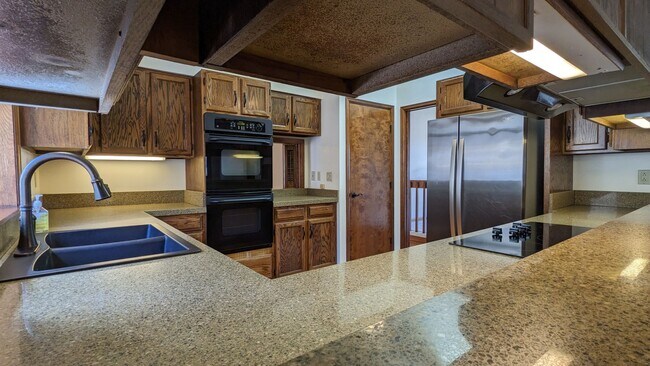 Building Photo - 3926 Broadmoor Valley Rd