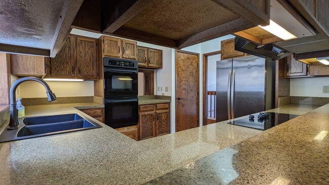 Building Photo - Beautiful 5 Bed, 3.25 Bath Broadmoor Home!