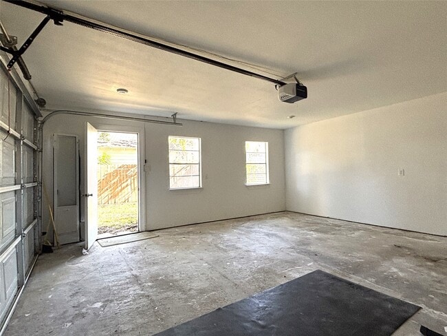 Building Photo - 806 Caplin St