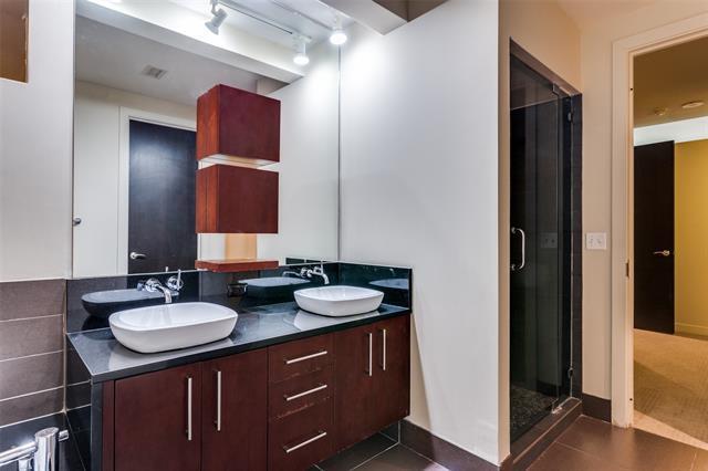 Building Photo - 2600 W 7th St