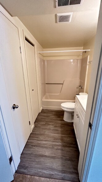 Building Photo - 807 Rainbow Dr