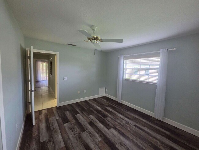 Building Photo - "Charming 2-Bed, 2-Bath North Port Retreat with Gleaming Hardwood Floors!"