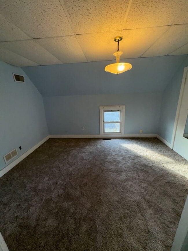 Building Photo - 304 Wedeking Ave