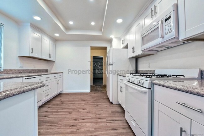 Building Photo - ***Beautiful 6 bed / 3 bath / 2,113 sqft H...