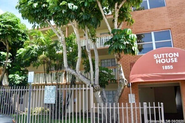 Building Photo - Spacious 1-Bed Condo in Sutton House – 974...