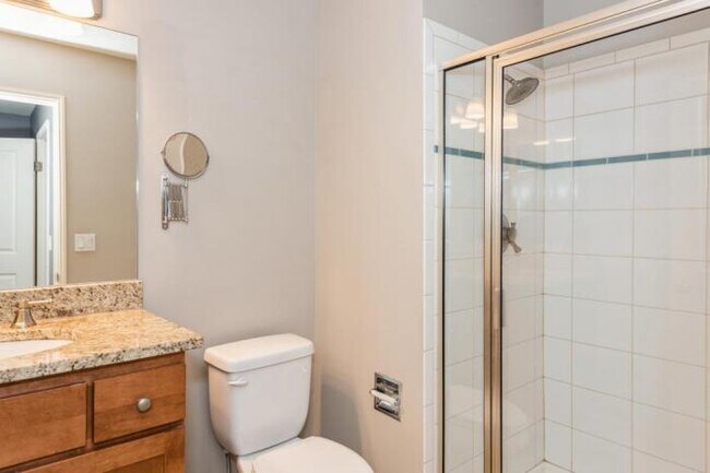 Building Photo - 3 bedroom in Bellevue WA 98007