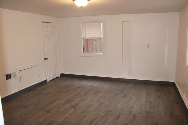 Building Photo - 3 Bedroom, 2 Bath in Single Family Home with BONUS Room Close to Downtown Pittsburg/BART