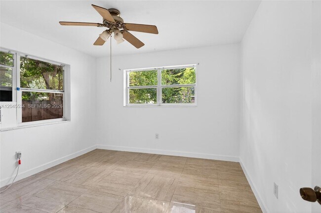 Building Photo - 1350 NE 149th St