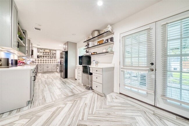 Building Photo - 5911 Dawnridge Dr