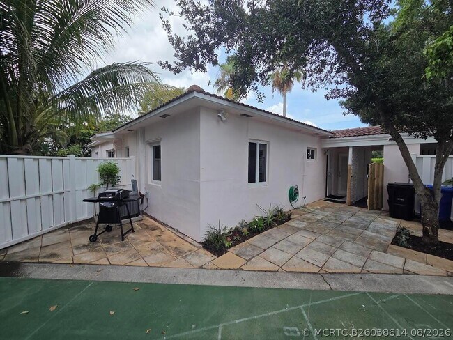 Building Photo - 1152 Bayview Dr