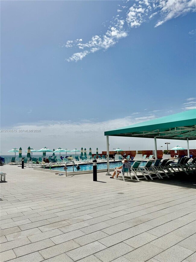 Building Photo - 3140 S Ocean Dr