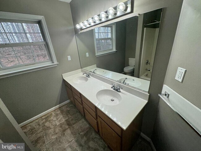 Building Photo - 346 Saddleback Ln