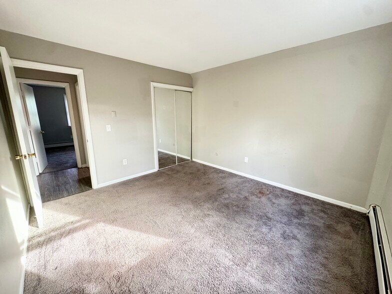 Building Photo - 5 Bradford Dr